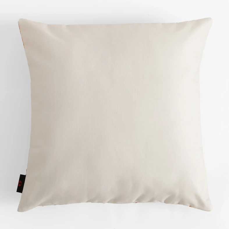 Biały tył poszewki z ptakiem