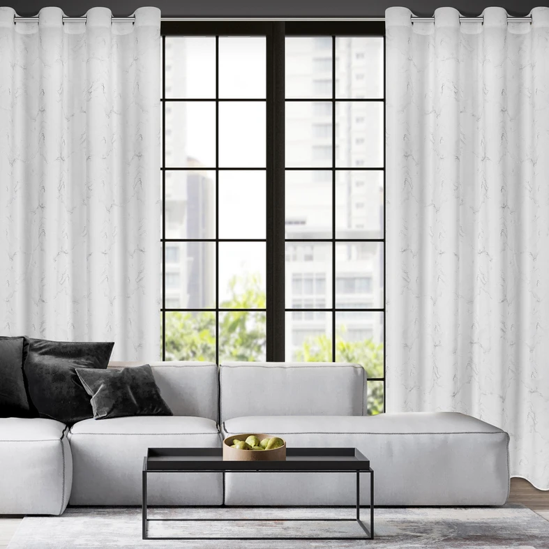Biała zasłona do salonu z motywem marmurkowym