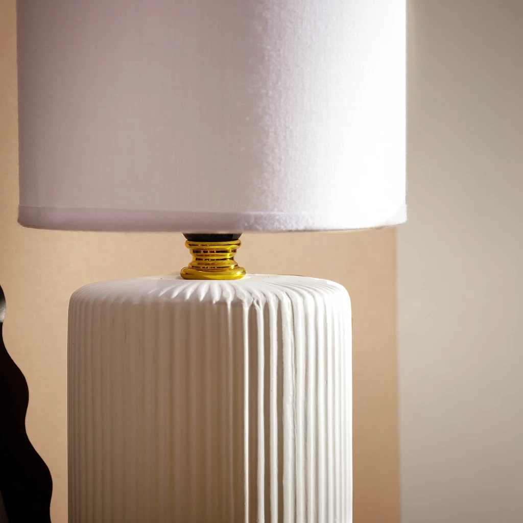 Lampa posiada oprawę dla 1 żarówki typu E14 i mocy maksymalnej 40W.