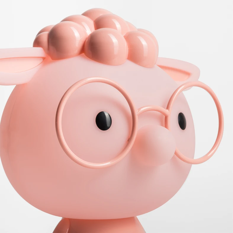 Lampka nocna OWCA LED w różowym kolorze z 3 stopniami przyciemniania.