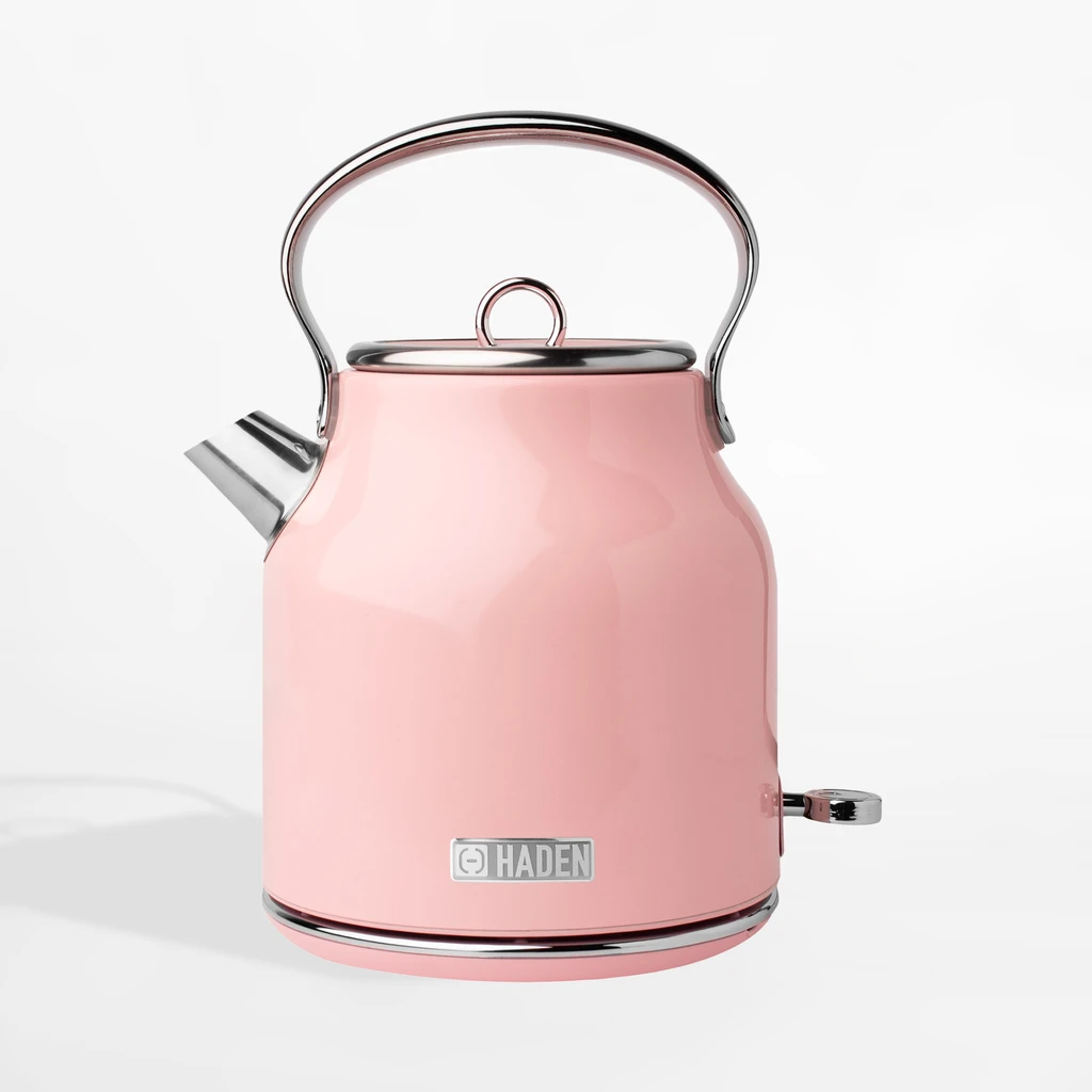 Czajnik retro HERITAGE HAD206954 posiada wszystkie funkcje nowoczesnego czajnika, stopki antypoślizgowe i ergonomiczny uchwyt.