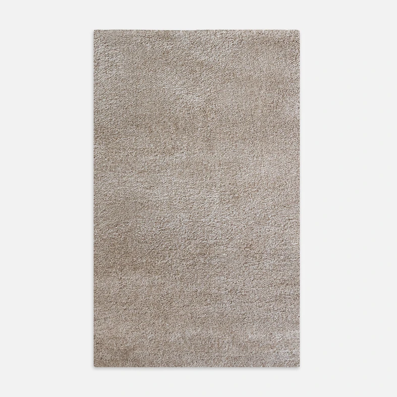 Dywanik beżowy FURRY 60x100 cm wykonany z przędzy polipropylenowej.