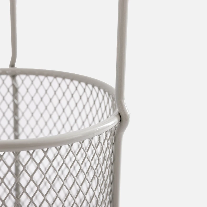 Detal stojaka, fragment metalowego koszyka z sitaki.