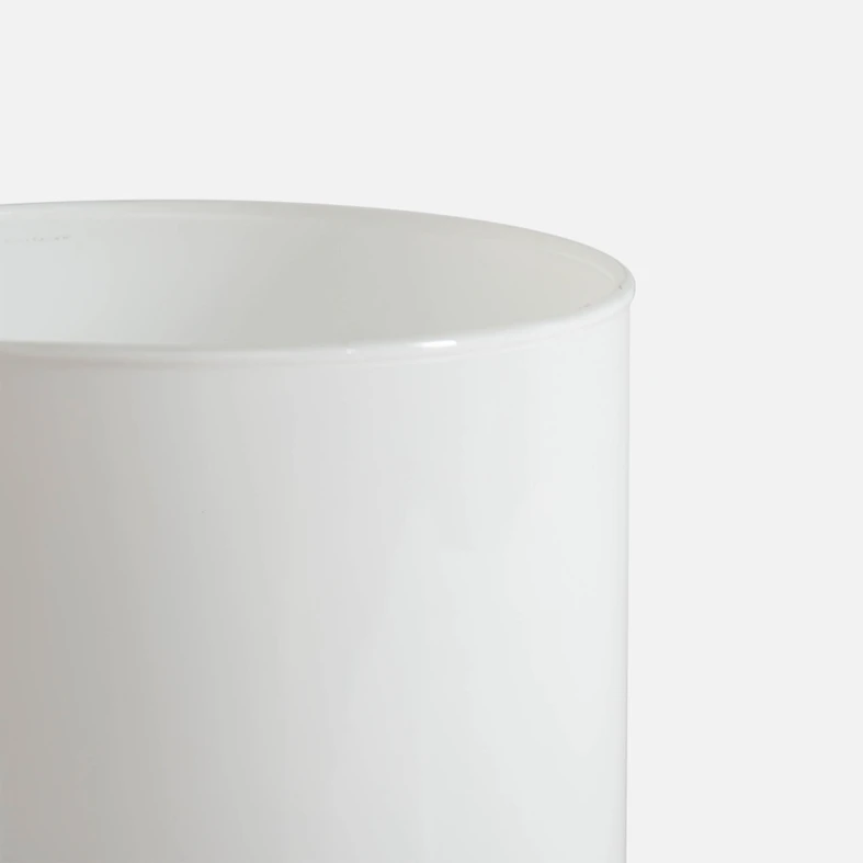 Detal, nieznacznie pogrubione, zaokrąglone obrzeże wazonu. 