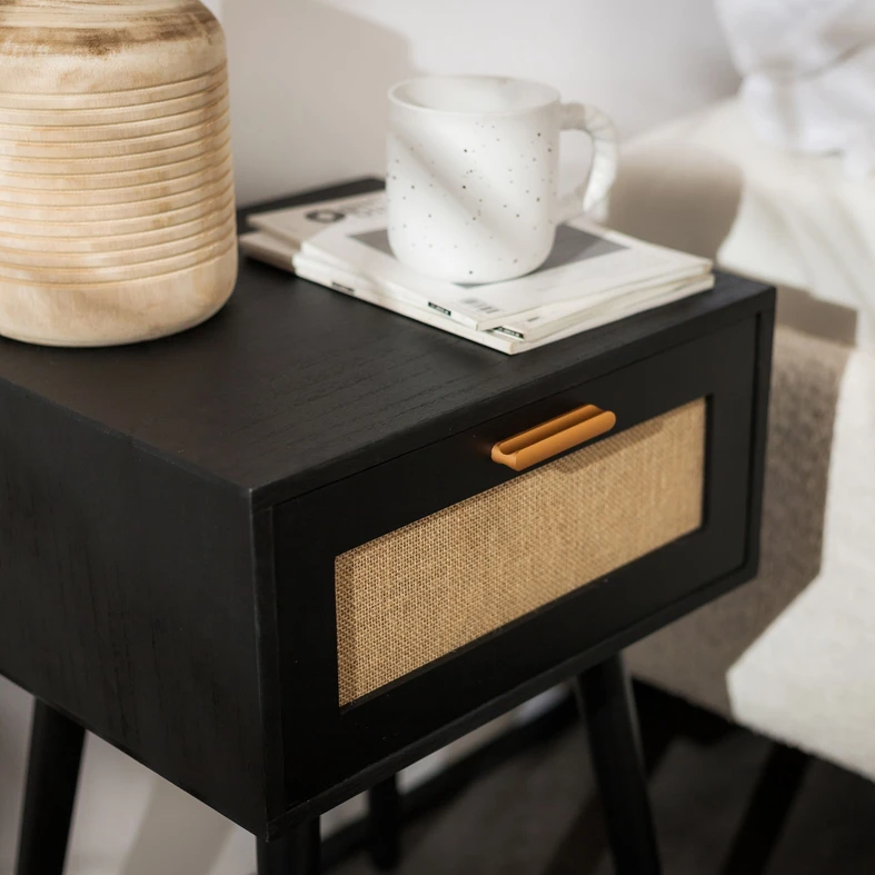 Czarna szafka nocna