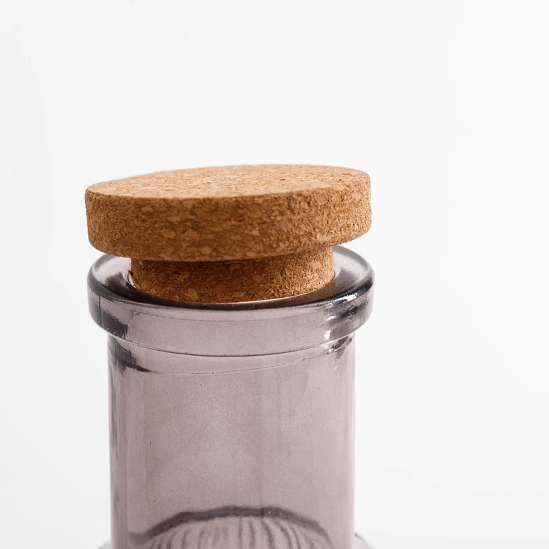 Szklana kolorowa butelka z korkiem