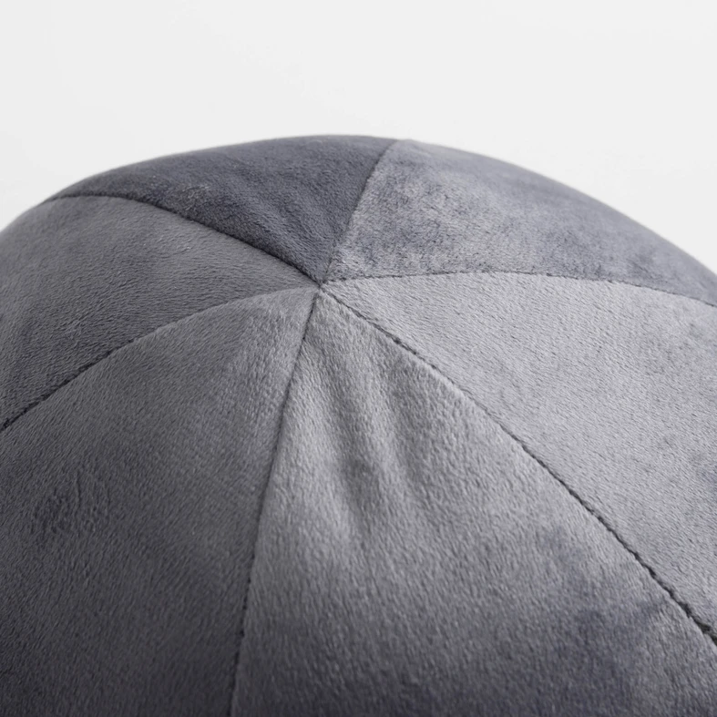 Szara poduszka dekoracyjna w kształcie kuli