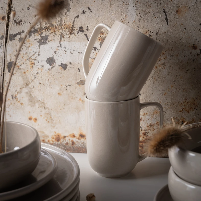 Kubek ceramiczny w piaskowym odcieniu.