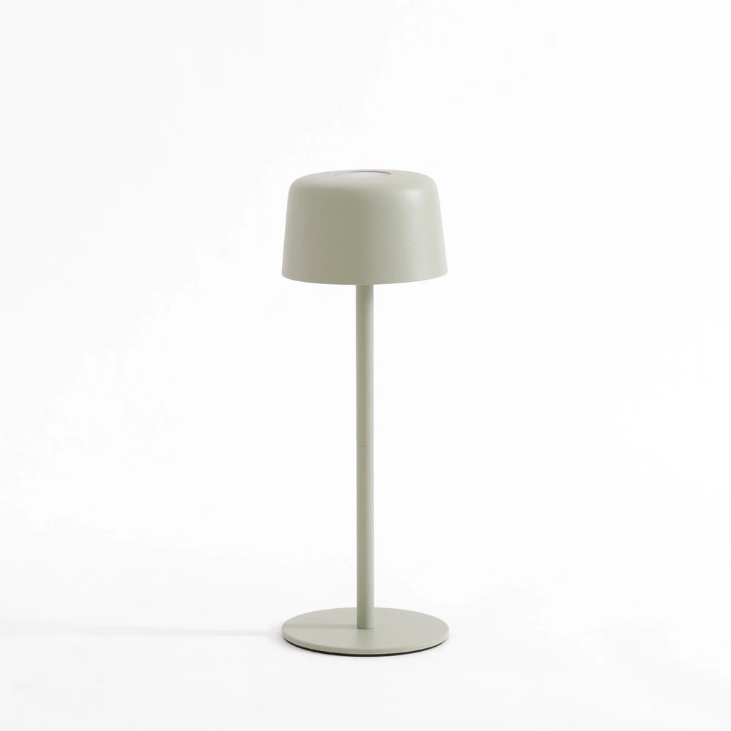 Wbudowane oświetlenie LED w lampie ma moc 2W, emituje strumień świetlny o wartości 80 lumenów.