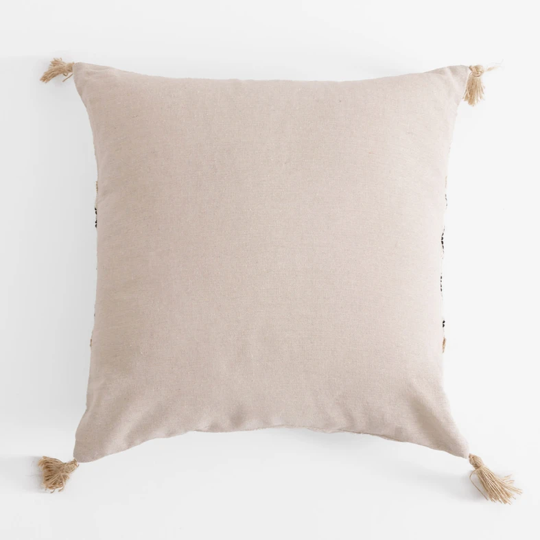 Beżowa poszewka ozdobna z chwostami