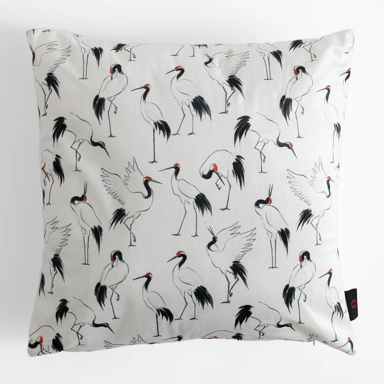 Biała gładka poszewka z grafiką żurawi po jednej stronie
