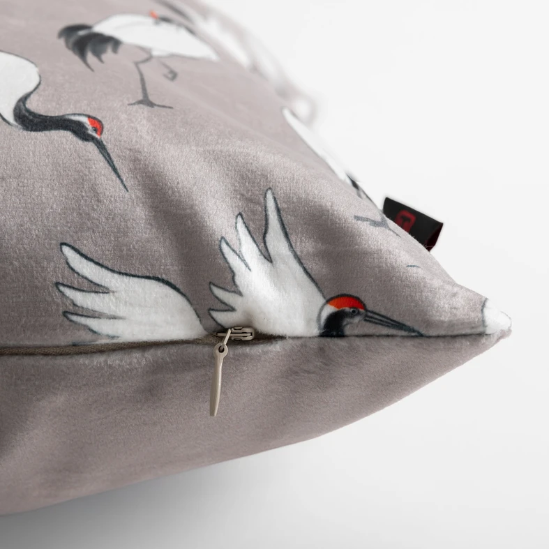 Szara, gładka poszewka z grafiką żurawi po jednej stronie