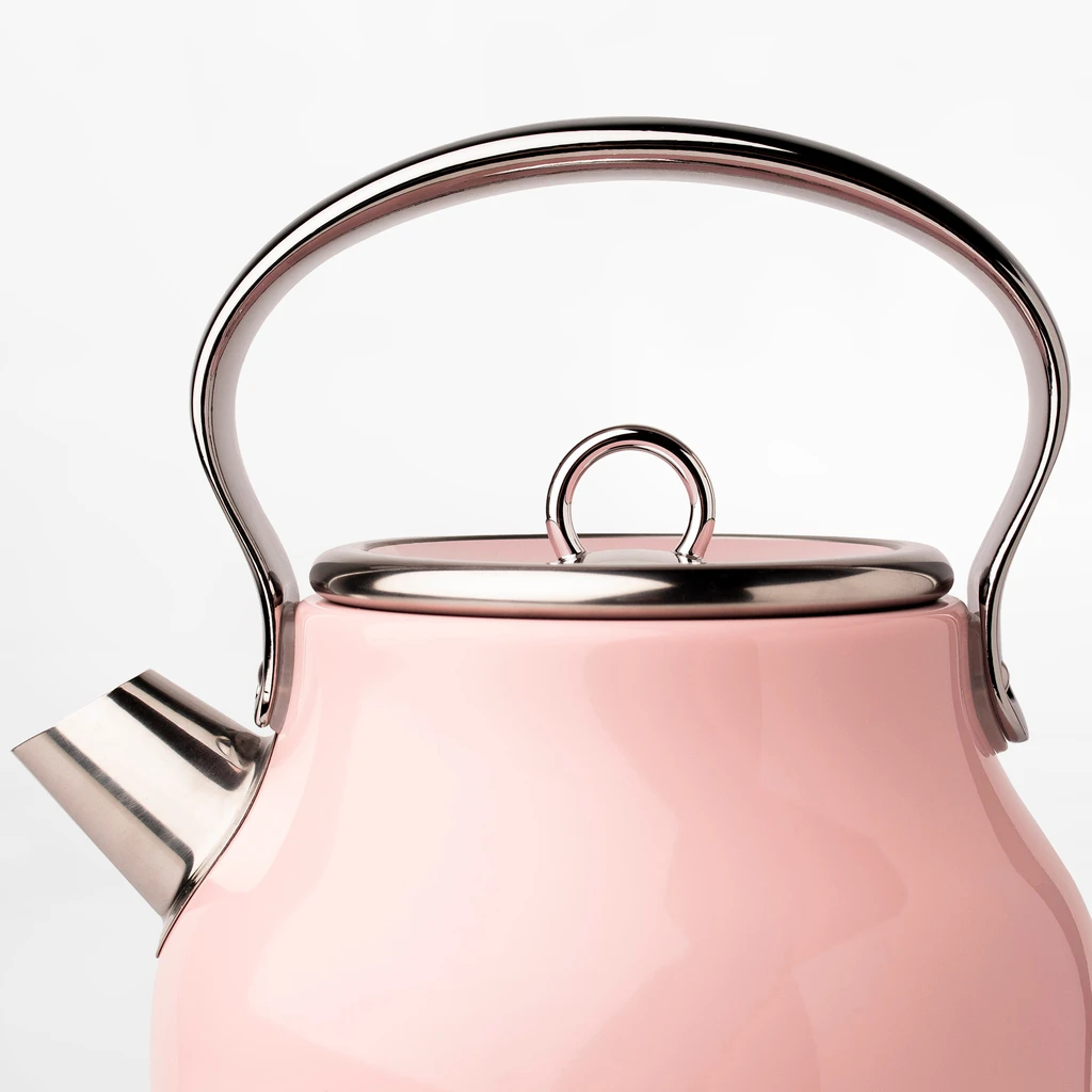 Czajnik retro HERITAGE HAD206954 posiada wszystkie funkcje nowoczesnego czajnika, stopki antypoślizgowe i ergonomiczny uchwyt.