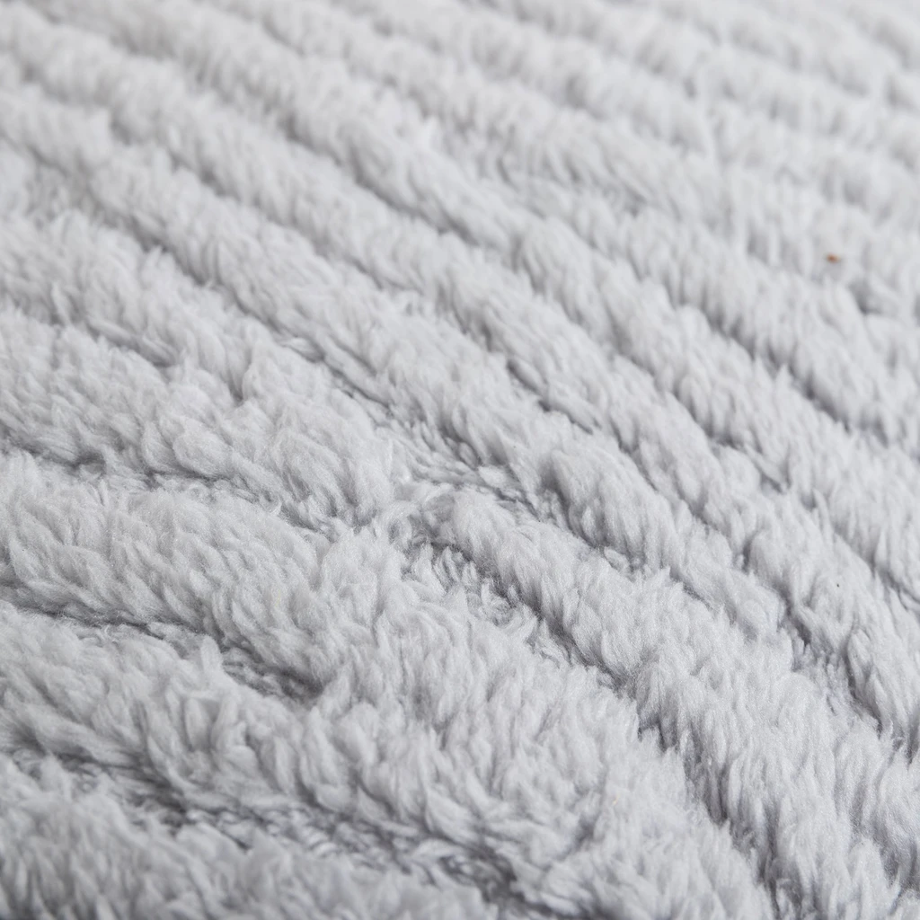 Szara poszewka o dekoracyjnej fakturze