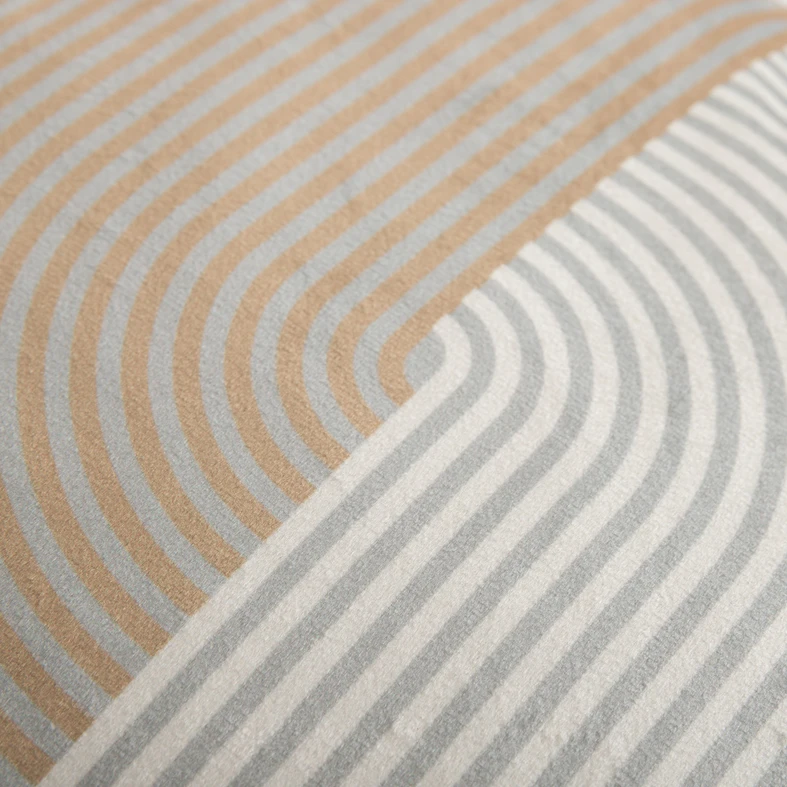 Szara poszewka z geometrycznym motywem