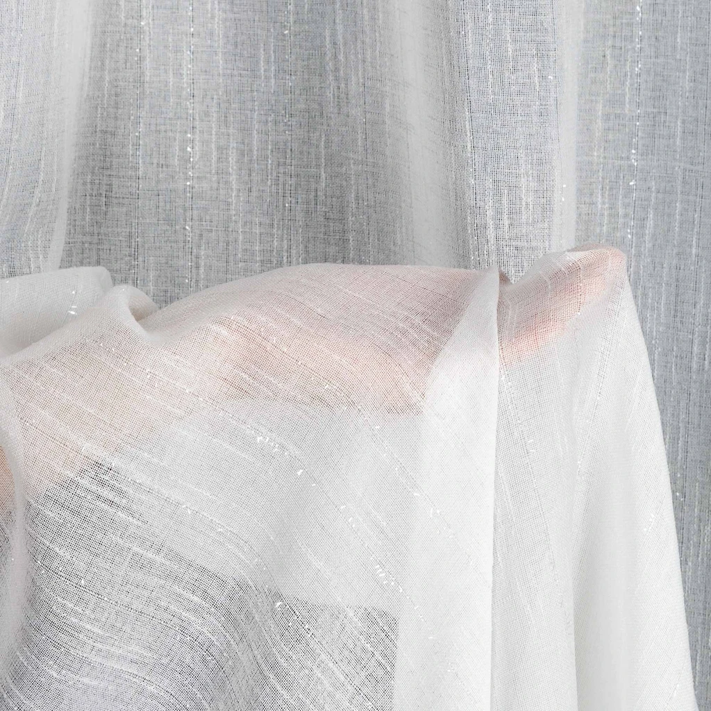 Biała zasłona na przelotkach