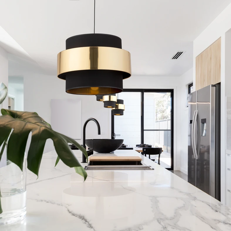 50-centymetrowa średnica abażuru to wielkość, która sprawdzi się w przestronnych wnętrzach jadalni i salonu.