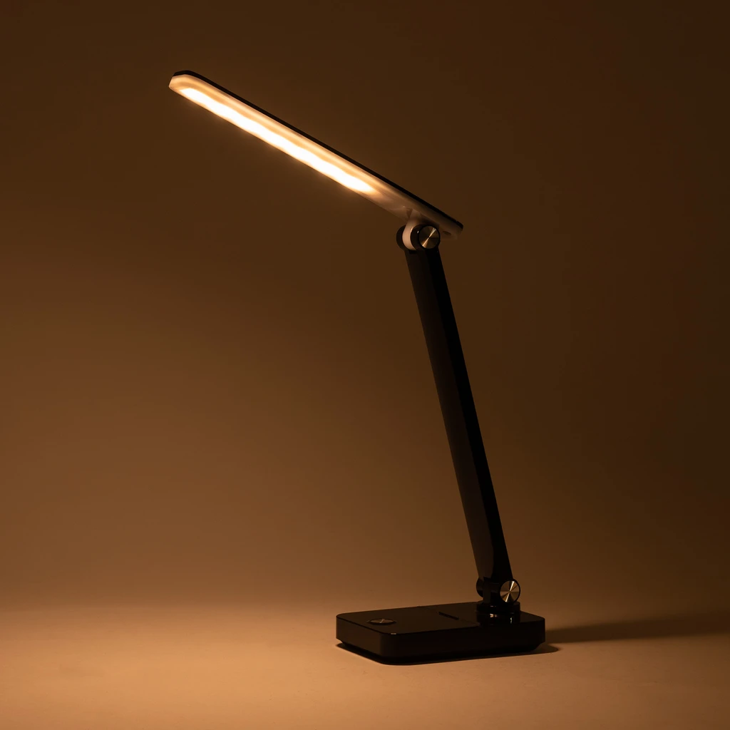 Ciekawy design lampy podkreśli elegancję i nowoczesność wnętrza, a regulowane ramię będzie przydatne podczas pracy lub nauki.