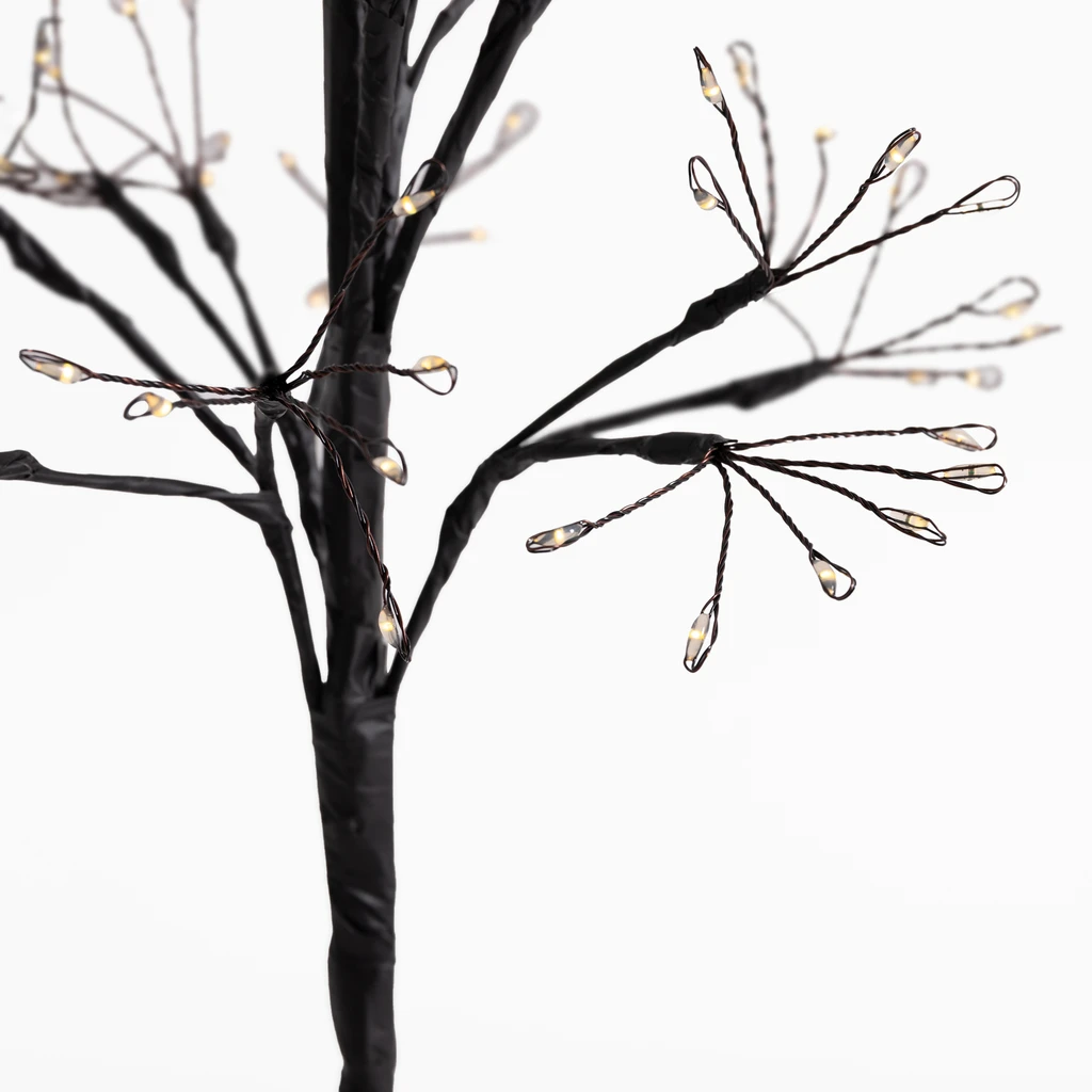 150 LED-owych lampek na gałęziach rozjaśni pokój przyjaznym, ciepłym światłem.