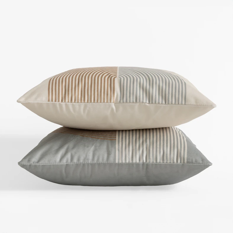 Beżowa i szara poszewka z geometrycznym motywem