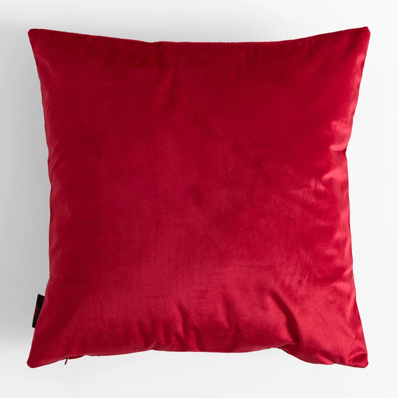 Czerwona welurowa poszewka z roślinnym motywem