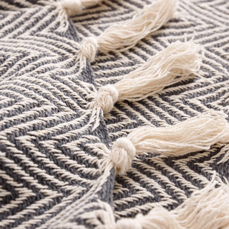 Detal, staranny splot przypominające jodełkę lub zygzak.