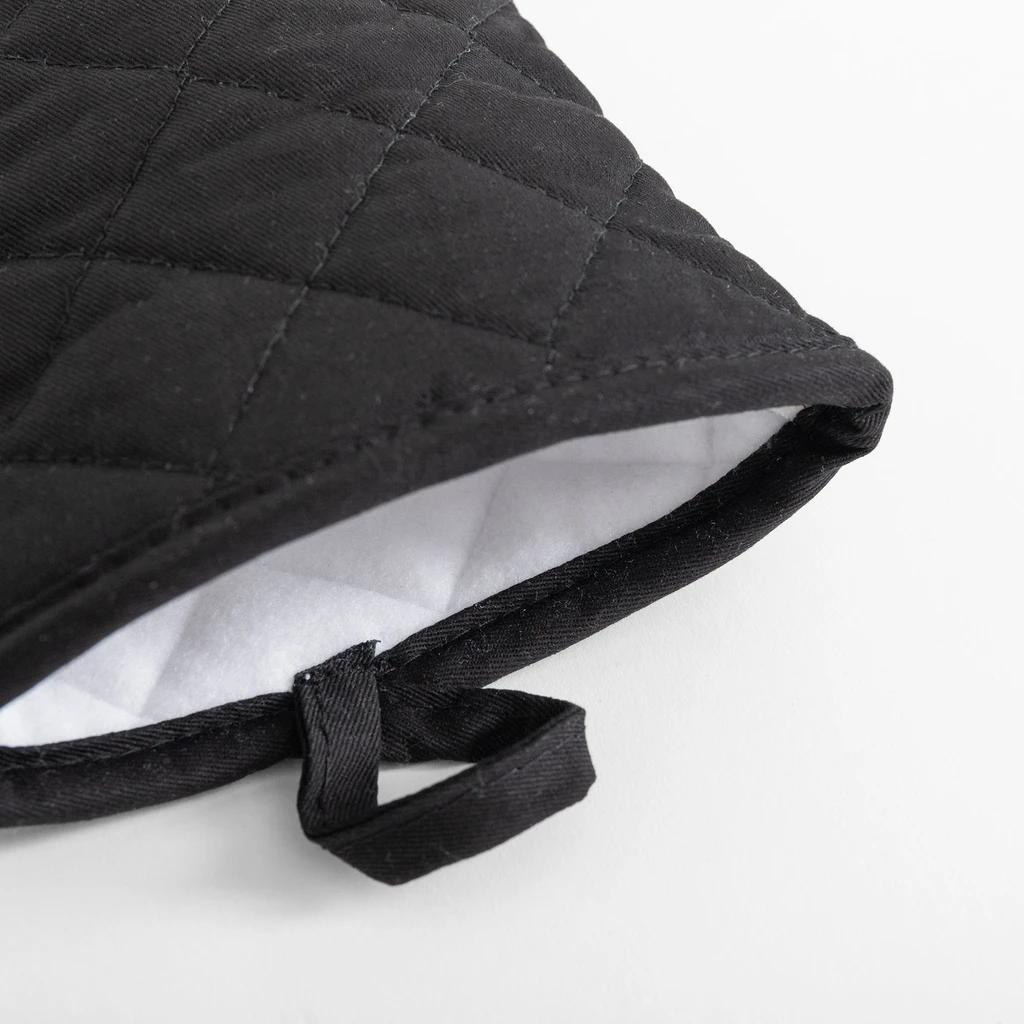 Czarna rękawica kuchenna i podkładka pod garnek