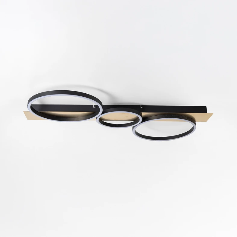 Ciekawy design lampy obejmuje 3 nachodzące na siebie pierścienie z wbudowanym światłem LED.