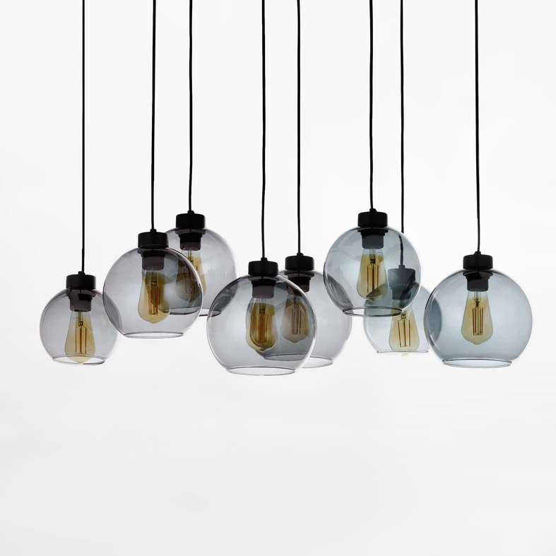 Kuliste, lekko ścięte u dołu klosze to rozwiązanie modne i wygodne pod kątem wymiany żarówki.