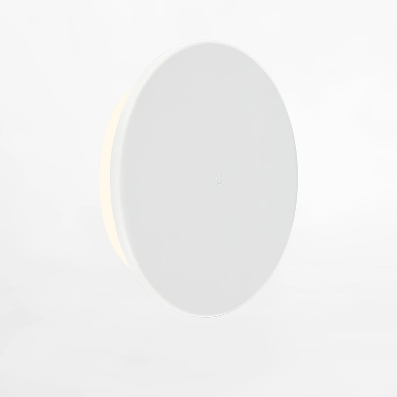 Kinkiet emituje białe światło o ciepłej barwie 3000K i strumieniu świetlnym 240 lumenów.