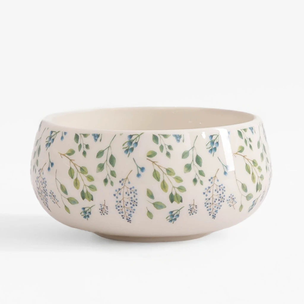 Biała miska z porcelany z kolorowym roślinnym motywem