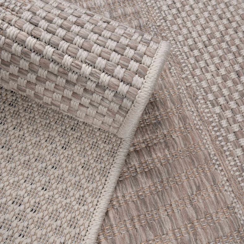 Prostokątny beżowy dywan