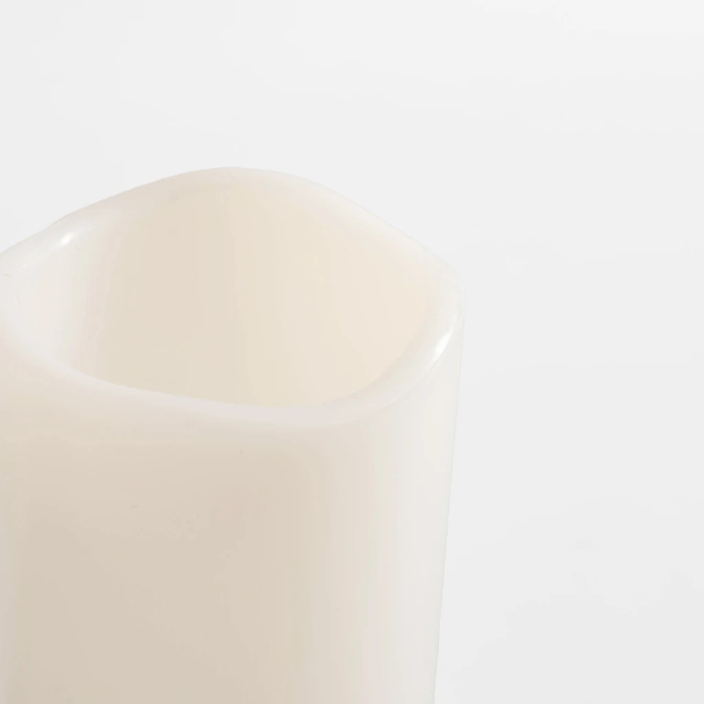 Zbliżenie na nieregularną krawędź świecy. Efekt imitujący częściowo stopioną święcę woskową.