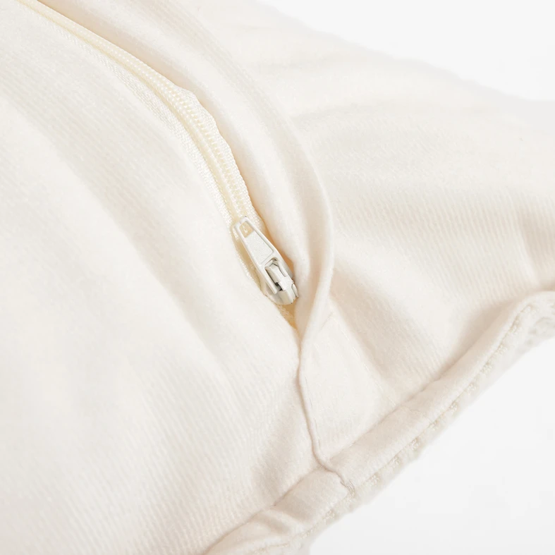 Kremowa poszewka ozdobna z zamkiem