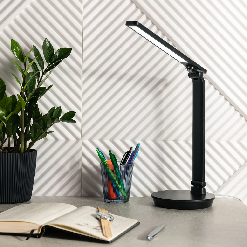 Lampa biurkowa LED okrągła podstawa czarna - aranżacja