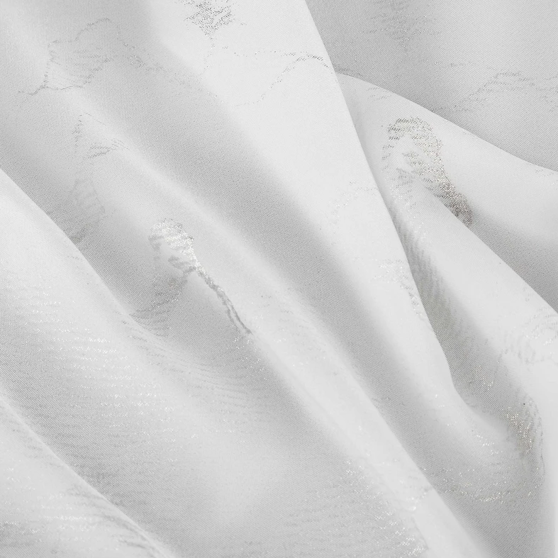Biała zasłona do salonu z motywem marmurkowym