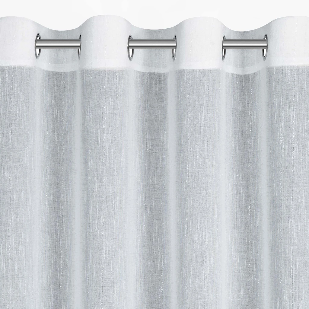 Biała zasłona na przelotkach