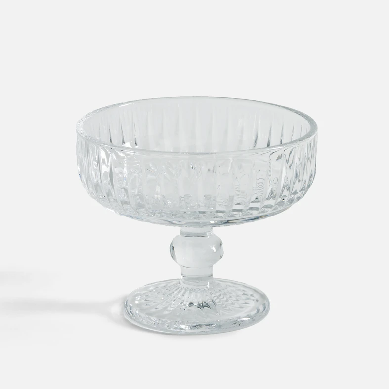 Pucharek do deserów z przejrzystego szkła, o pionowych żłobieniach i ozdobnej nóżce.