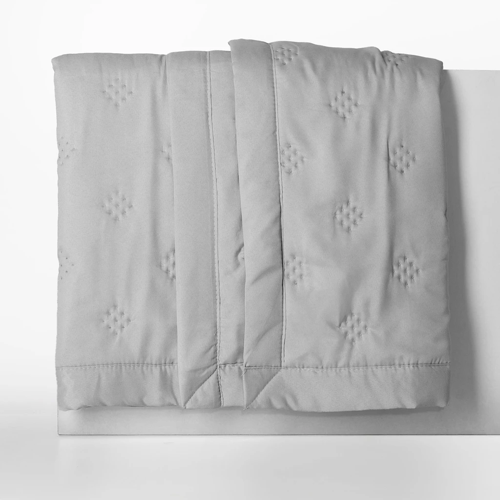 Jasnoszara narzuta na łóżko