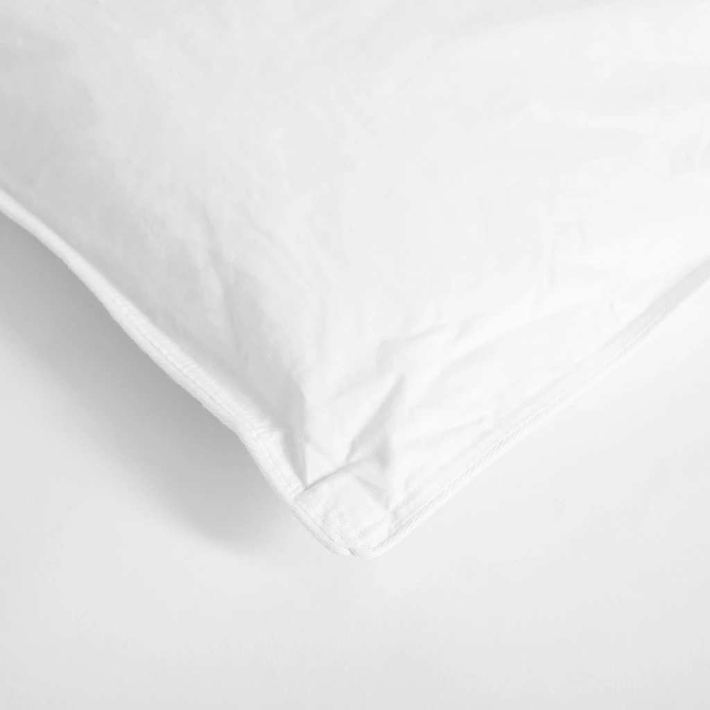 Puchowa biała kołdra na podwójne łóżko