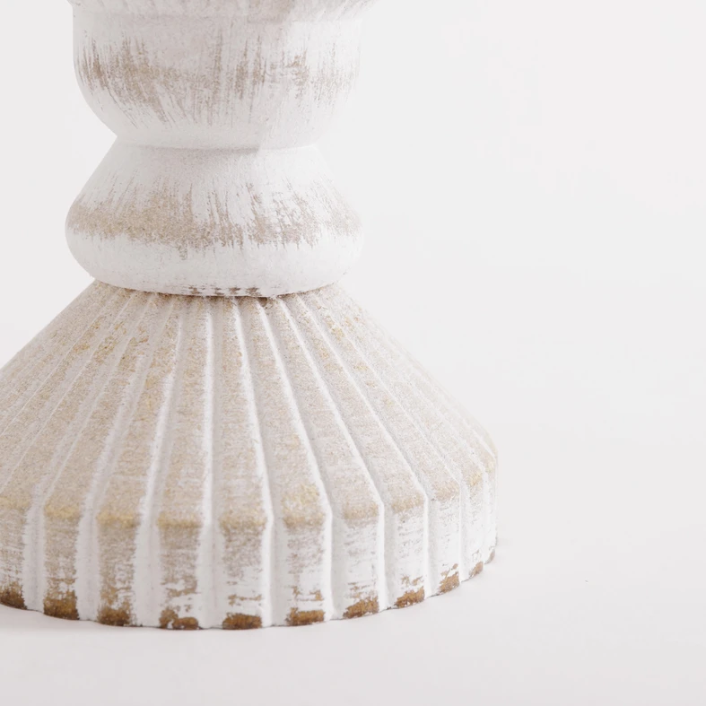 Biały świecznik na jedną świecę