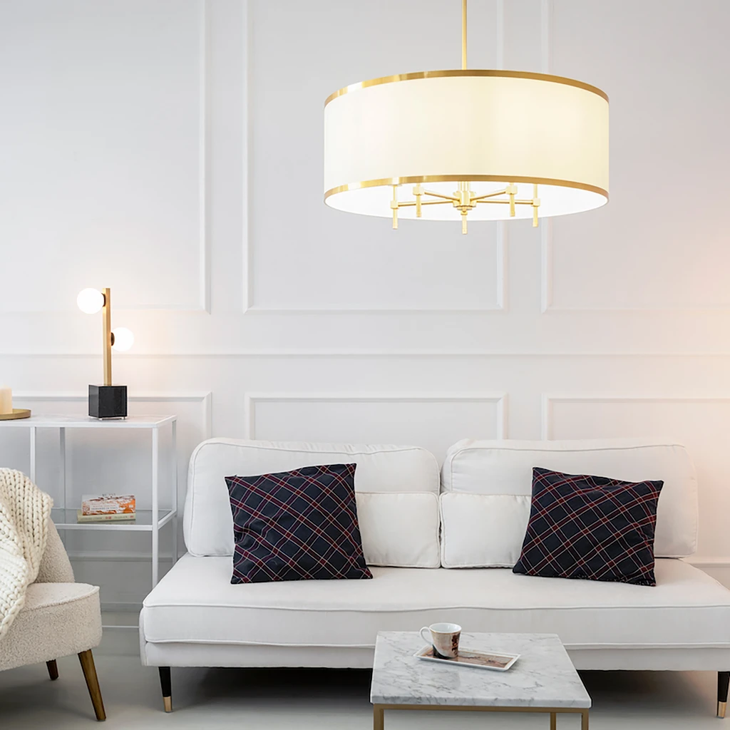 ABBANO szczególnie dobrze wypada w połączeniu z ciepłymi odcieniami bieli, beżów, szarości i jasnego drewna. Jest doskonałym oświetleniem salonu oraz jadalni.