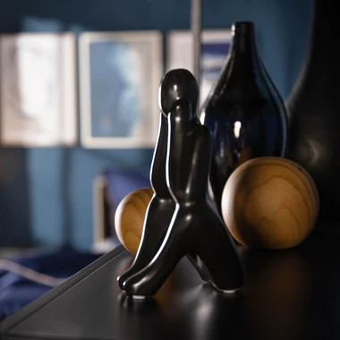 Dekoratívna figúrka v čiernej farbe MYSLIACI ČLOVEK 19 cm