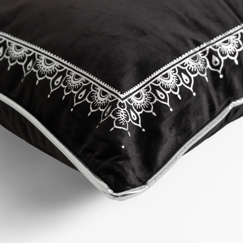 Czarna poszewka ze srebrnym słoniem