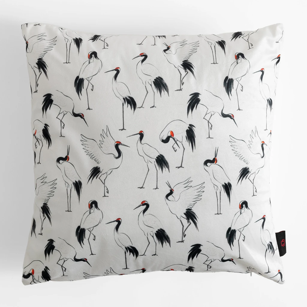 Biała gładka poszewka z grafiką żurawi po jednej stronie