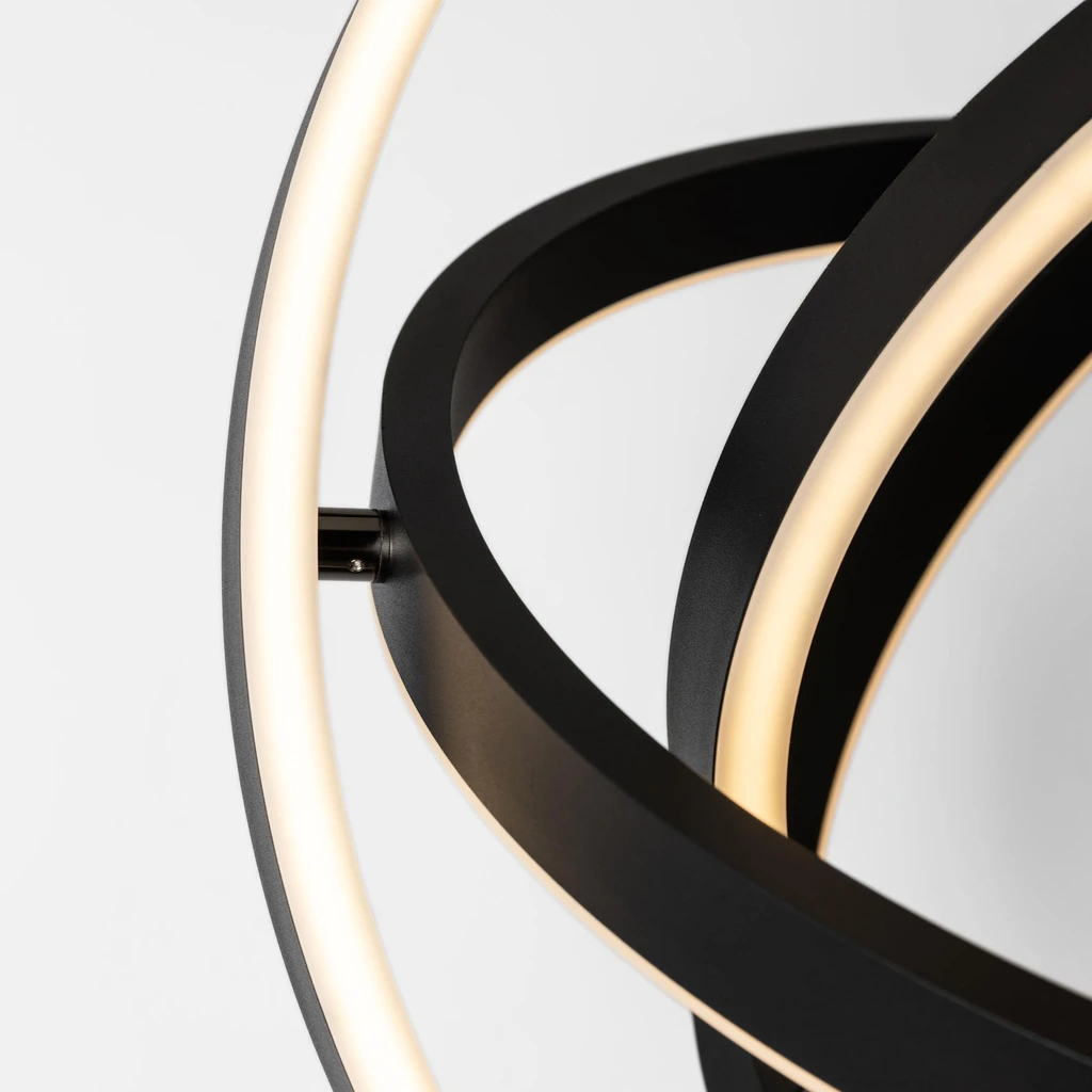 TESS to lampa sufitowa o niezwykle ciekawym, wręcz kosmicznym designie.