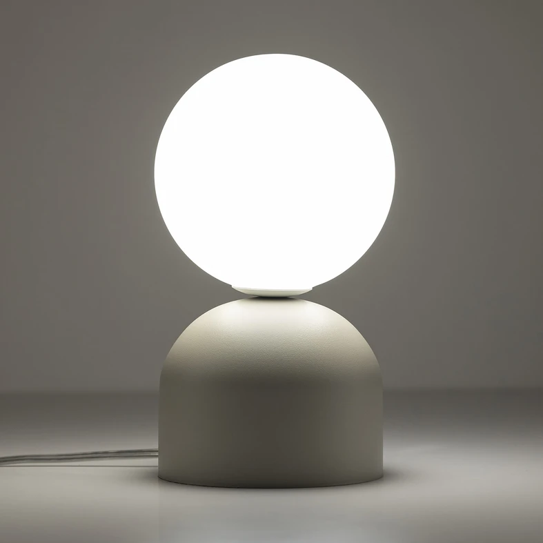 MIKI posiada oprawę dla żarówki typu G9 o mocy maksymalnej 8W.