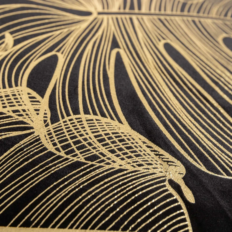 Czarna welurowa poszewka ze złotym wzorem monstery