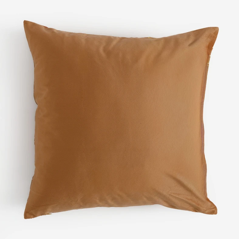 Rewers jasnobrązowej poszewki bez wzoru. 