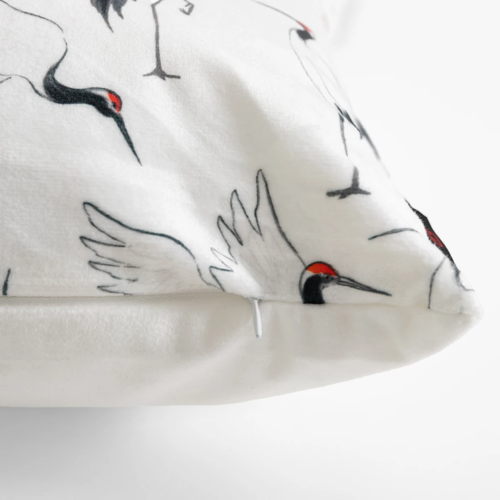 Biała gładka poszewka z grafiką żurawi po jednej stronie